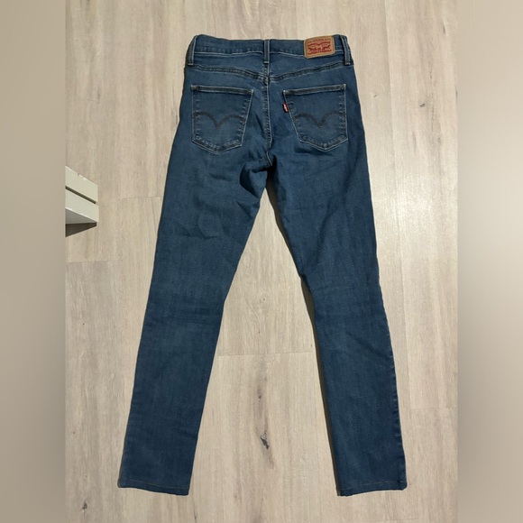 Levi’s Slimming Skinny Jeans - Picture 9 of 9